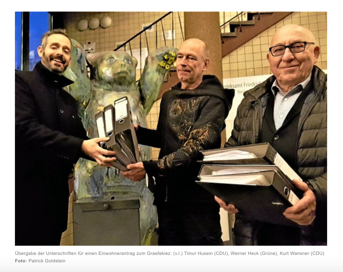 Foto: Patrick Goldstein
Auf dem Bild übergeben unser Kreisvorsitzender Timur Husein und unser Abgeordneter Kurt Wansner die über 1.600 Unterschriften an den BVV-Vorsteher Werner Heck.
